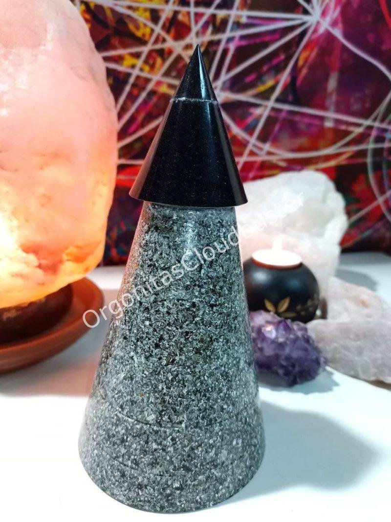 Orgonita Pirámide Cono con punta de Magnetita