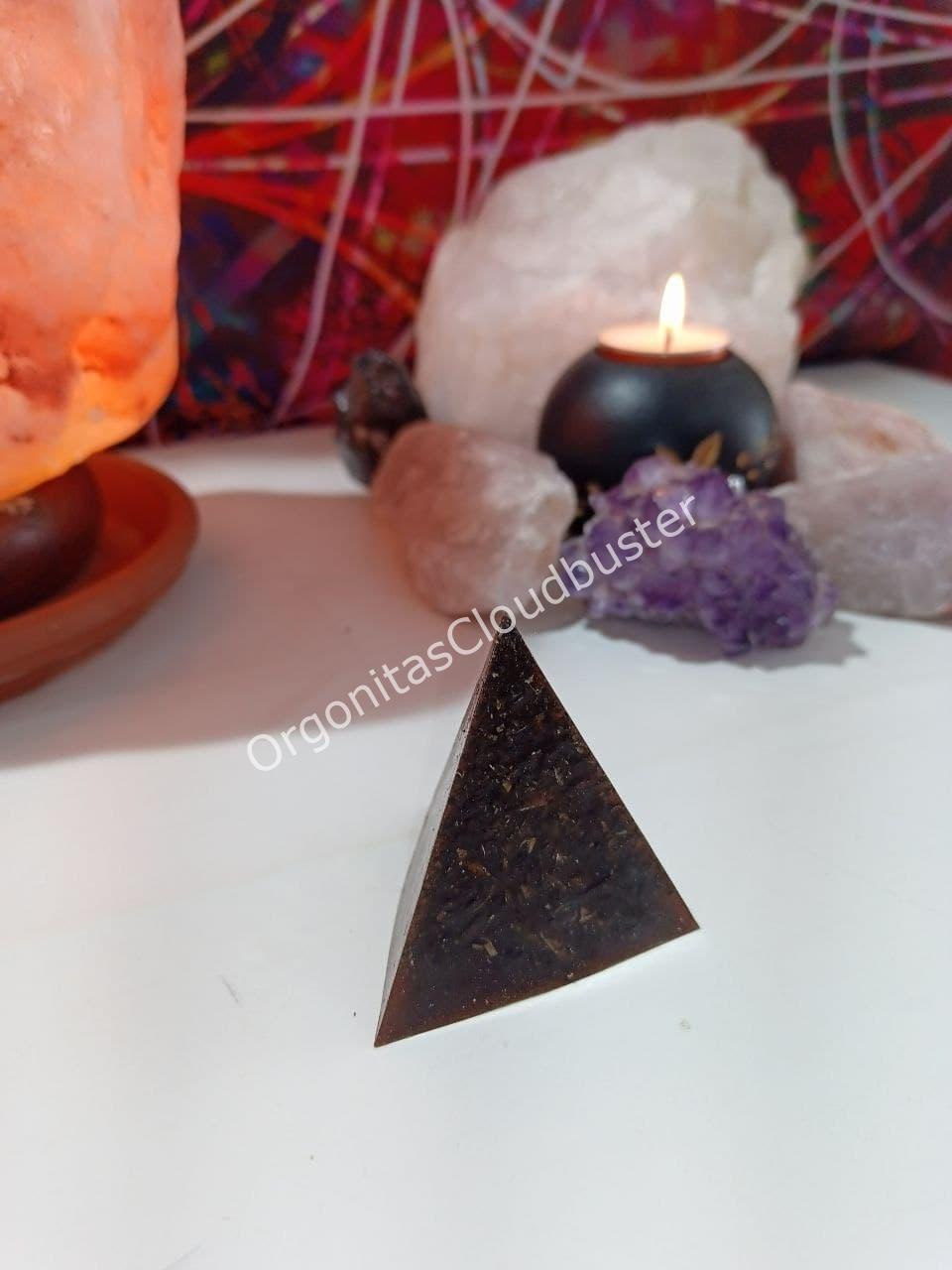 Orgonita VIRUTA DE HIERRO Pirámide 3 lados - Imagen 5