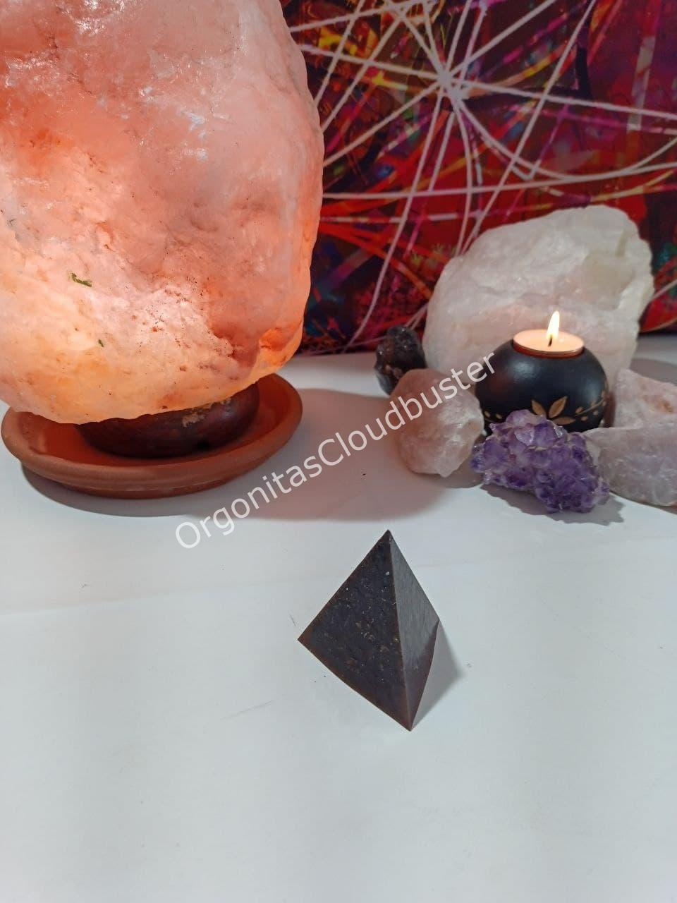 Orgonita VIRUTA DE HIERRO Pirámide 3 lados - Imagen 3