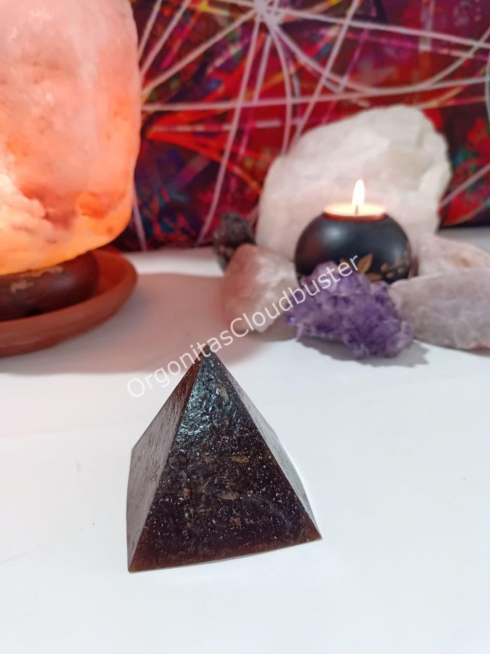 Orgonita VIRUTA DE HIERRO Pirámide mediana 4 lados - Imagen 6