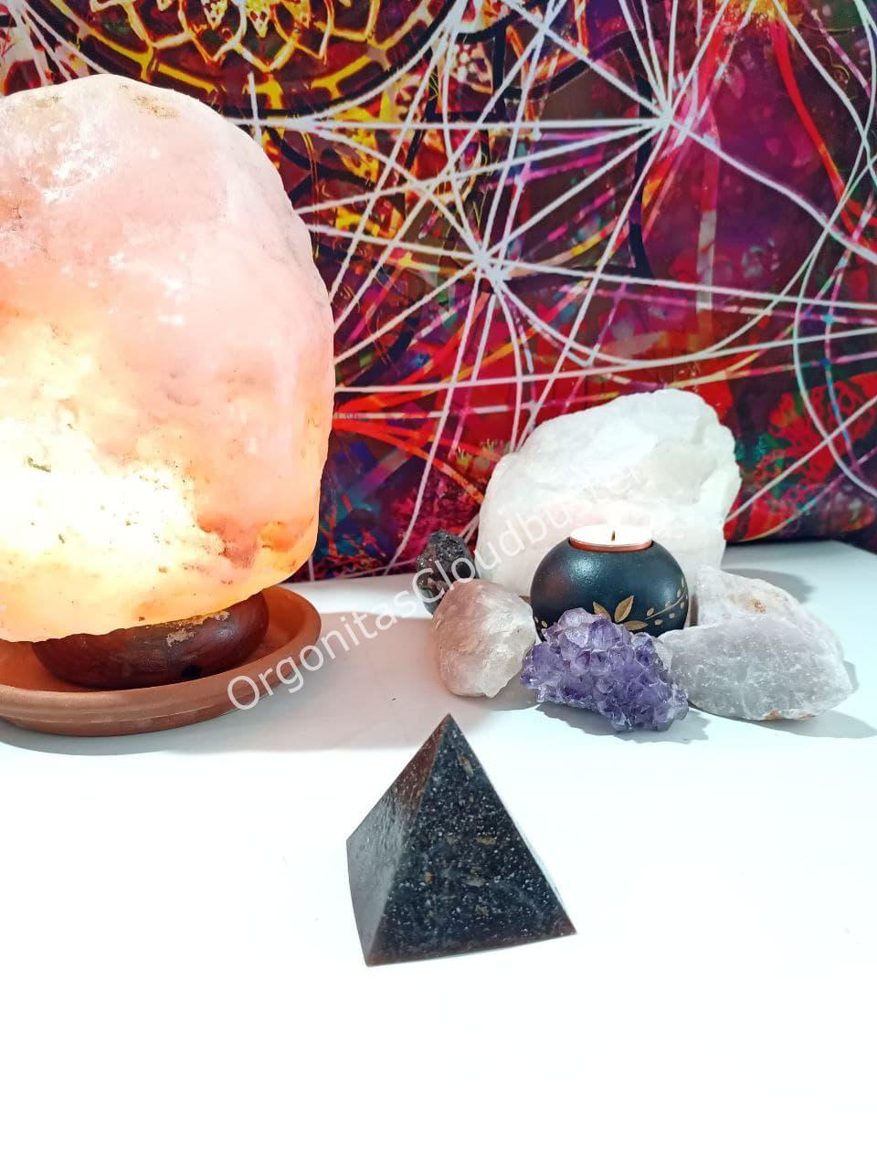 Orgonita VIRUTA DE HIERRO Pirámide mediana 4 lados - Imagen 4