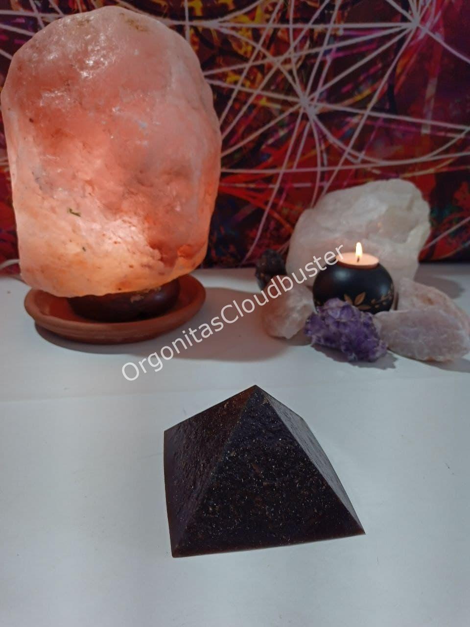 Orgonita VIRUTA DE HIERRO Pirámide Grande 4 lados - Imagen 4