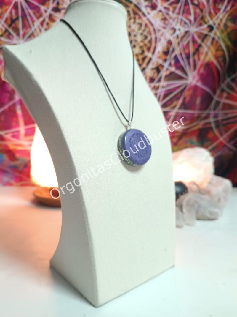 Orgonita / Electronite Colgante o llavero Chakra Corona formato Semicirculo - Imagen 4