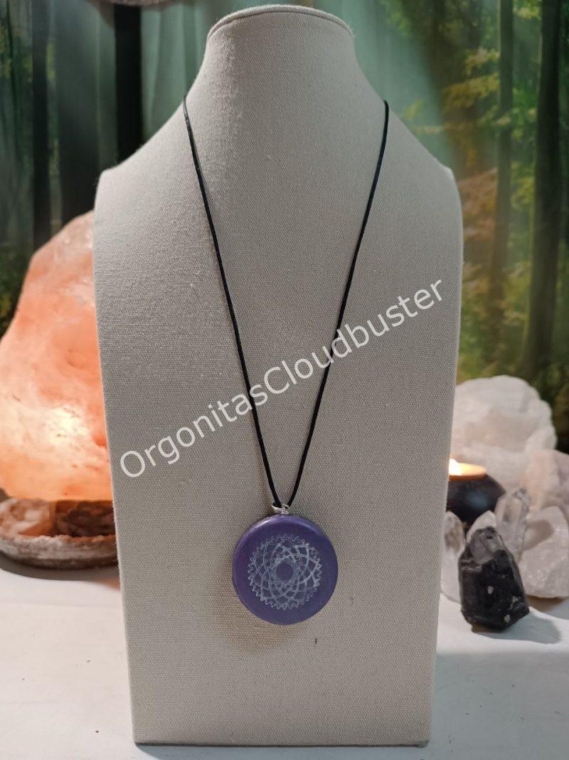Orgonita / Electronite Colgante o llavero Chakra Corona formato Semicirculo