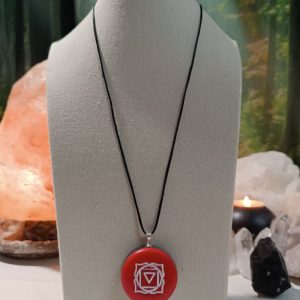 Orgonita / Electronite Colgante o llavero Chakra Raiz formato Semicírculo