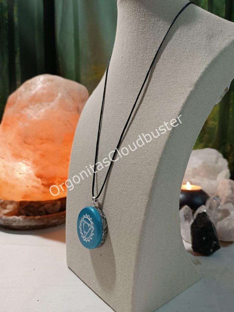 Orgonita / Electronite Colgante o llavero Chakra de Garganta formato Semicirculo - Imagen 3
