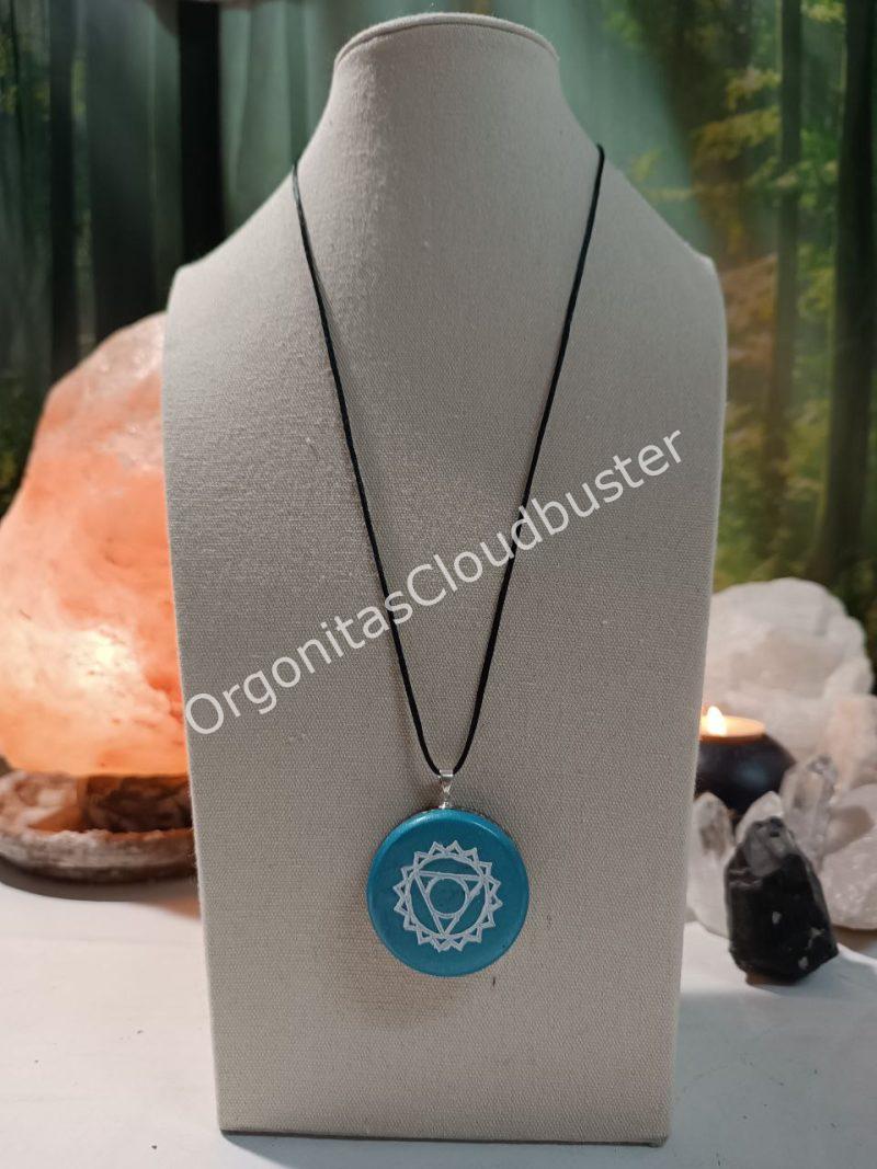 Orgonita / Electronite Colgante o llavero Chakra de Garganta formato Semicirculo