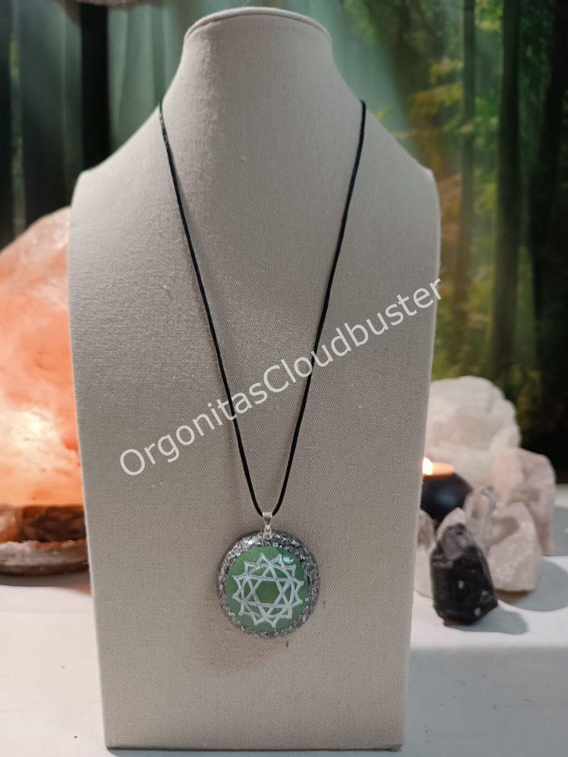 Orgonita / Electronite Colgante o llavero Chakra Corazón o Cardíaco formato Semiesfera