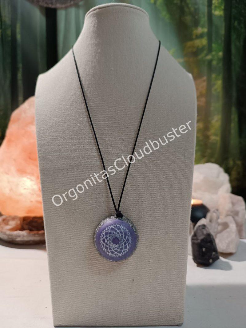 Orgonita / Electronite Colgante o llavero Chakra Corona formato Semiesfera