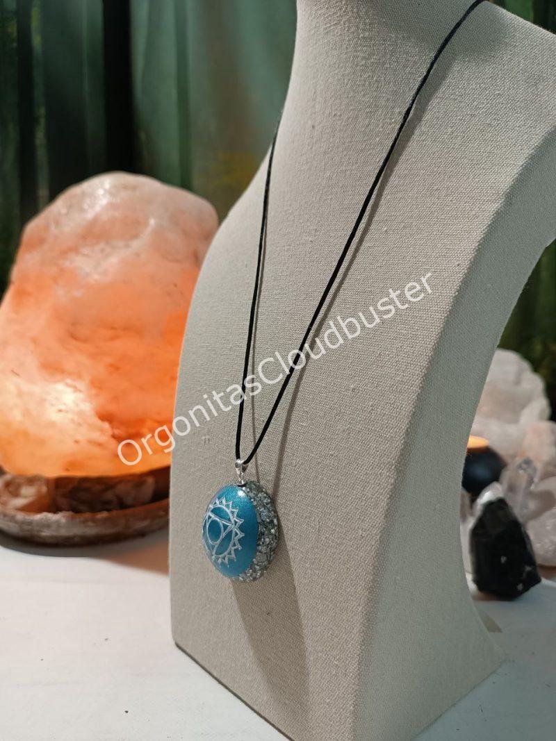 Orgonita / Electronite Colgante o llavero Chakra de Garganta formato Semiesfera - Imagen 3
