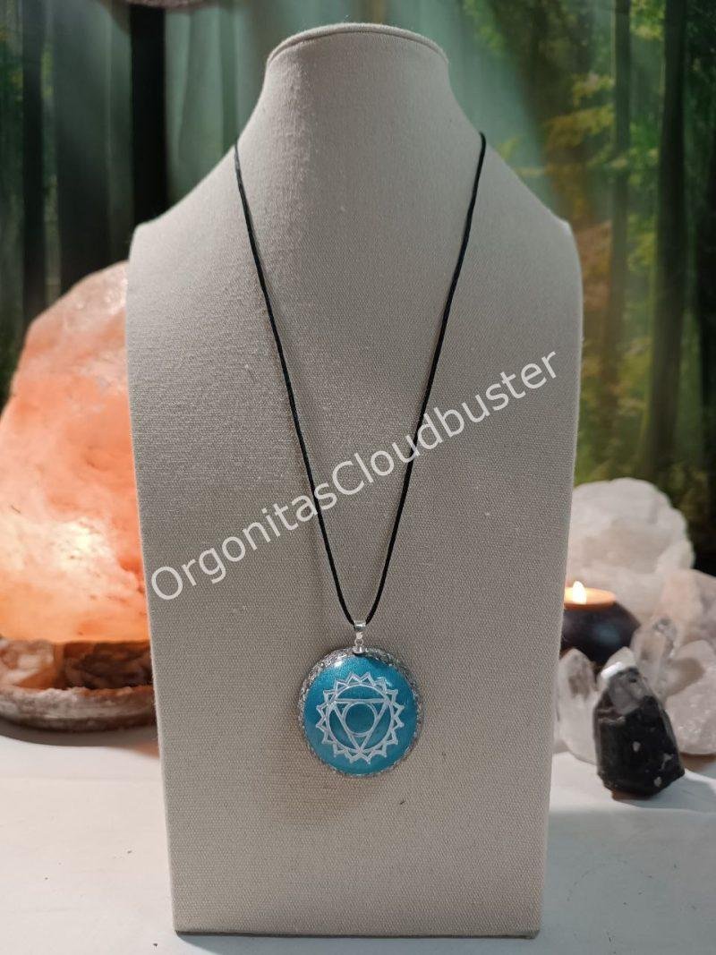 Orgonita / Electronite Colgante o llavero Chakra de Garganta formato Semiesfera