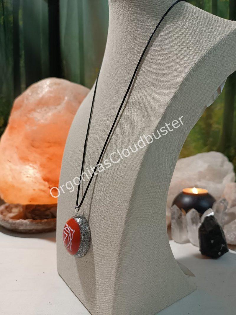 Orgonita / Electronite Colgante o llavero Chakra Raíz formato Semiesfera - Imagen 3