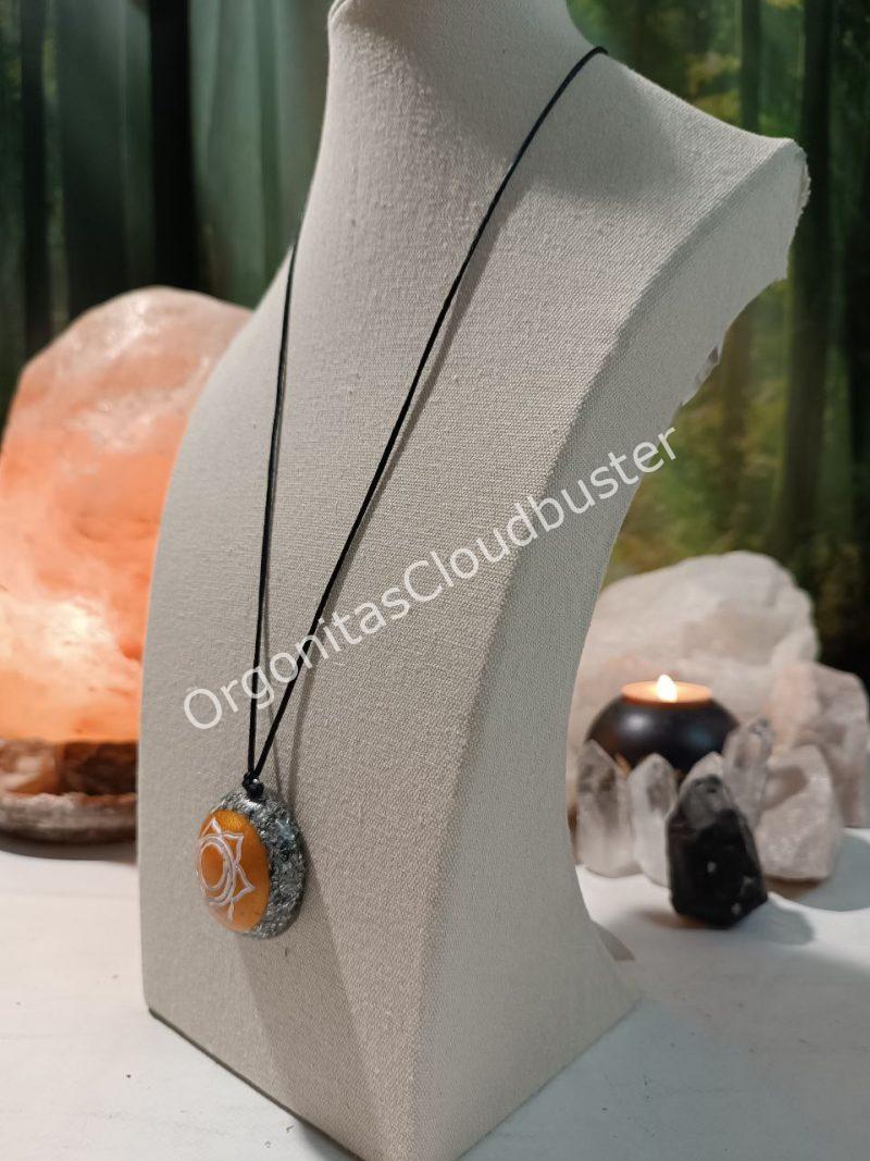 Orgonita / Electronite Colgante o llavero Chakra Sacro formato Semiesfera - Imagen 3